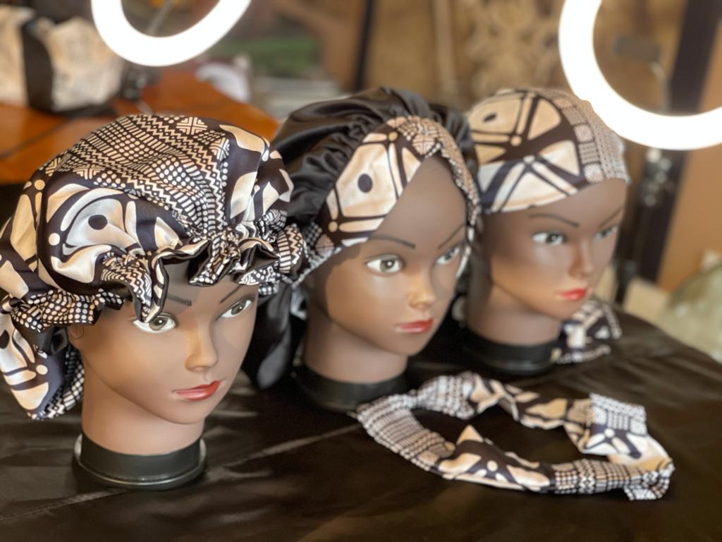 Mama Theresa´s Satin Schlafkappe Schwarz-Weiß Augen -Bogolan Print